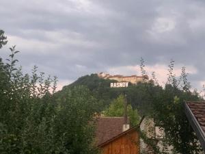 a street sign that says rikersoxin on a mountain at Bia's apartament in Râşnov