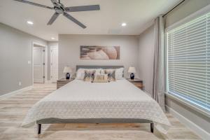 Un dormitorio con una cama y un ventilador de techo. en Luxury Stay by Kathy NEW POOL, en Cabo Coral 70 fotos más