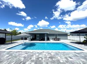 una piscina frente a una casa en Luxury Stay by Kathy NEW POOL, en Cabo Coral
