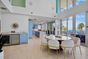 Una cocina y un comedor con mesa y sillas. en Siesta Sunset Sanctuary, en Bailey Hall