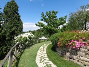 Agriturismo La Torraccia外面的花园