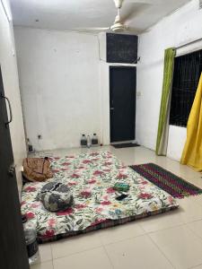 - un lit installé à l'étage dans l'établissement Aramplace, à Dhaka