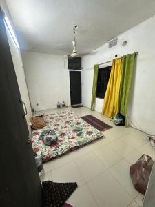 une chambre avec un lit au milieu d'une pièce dans l'établissement Aramplace, à Dhaka