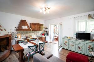 a living room with a table and a kitchen at Casa degli zii in Assisi