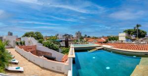 ein Bild eines Swimmingpools auf dem Dach eines Hauses in der Unterkunft Upper Hotel in Cartagena de Indias
