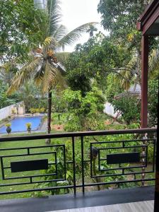 NikawatawanaにあるLanka Villaのバルコニーからスイミングプールの景色を望めます。