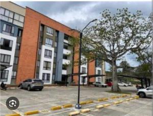 a street light in a parking lot in front of a building at Descansa en el Mejor Club Residencial de Cartago in Cartago