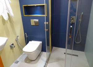ein Badezimmer mit Toilette und Dusche in der Unterkunft Xetai Royal Hotel & Restaurant in Baku + 88 Fotos