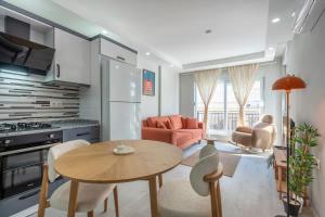 Kuchyň nebo kuchyňský kout v ubytování Cozy & Stylish Apartment Near Kaleici