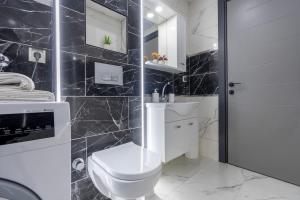 Koupelna v ubytování Cozy & Stylish Apartment Near Kaleici + 28 fotografií