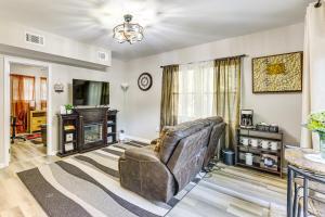 ein Wohnzimmer mit Sofa und Fernseher in der Unterkunft 2 Mi to Dtwn Monroe near Wingate Cozy Apt with Patio in Monroe