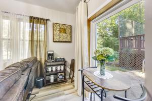 ein Wohnzimmer mit einer Couch und einem Tisch mit einer Blumenvase in der Unterkunft 2 Mi to Dtwn Monroe near Wingate Cozy Apt with Patio in Monroe