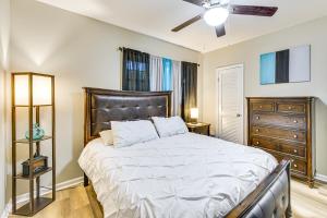 ein Schlafzimmer mit einem großen Bett und einem Deckenventilator in der Unterkunft 2 Mi to Dtwn Monroe near Wingate Cozy Apt with Patio in Monroe