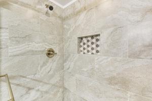 ein Badezimmer mit Dusche und Marmorfliesen in der Unterkunft 2 Mi to Dtwn Monroe near Wingate Cozy Apt with Patio in Monroe + 16 Fotos