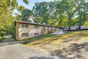 Vor einem Haus steht ein Wohnmobil. in der Unterkunft 2 Mi to Dtwn Monroe near Wingate Cozy Apt with Patio in Monroe