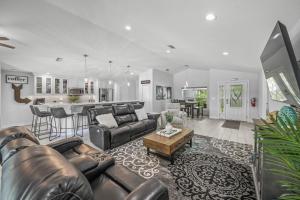 un ampio soggiorno con un divano e un tavolo di No Bad Daze a Palma Sola Park