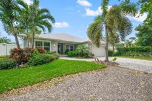 una casa con palme nel vialetto di No Bad Daze a Palma Sola Park