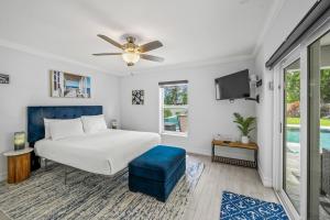 una camera da letto con un letto e un ventilatore a soffitto di No Bad Daze a Palma Sola Park Altre 26 foto