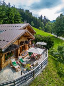 une vue aérienne d'une cabane en rondins avec une table et des chaises dans l'établissement Chalet Bachal, à Manigod