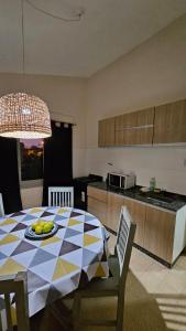 eine Küche mit einem Tisch und einem Obstteller darauf in der Unterkunft Casa Zárate in Cordoba