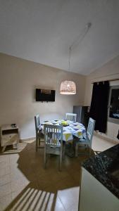 einen Esstisch und Stühle in der Küche in der Unterkunft Casa Zárate in Cordoba