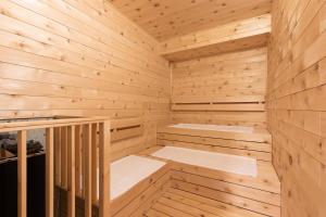 a wooden sauna with two beds in it at 一棟貸し 小海の宿 いおり in Numazu