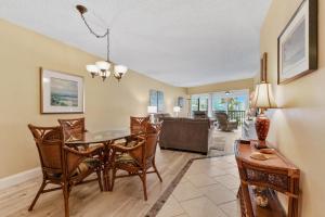 Posezení v ubytování The Twins Hideaway at Sun Plaza West