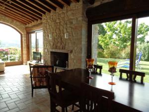 托迪Agriturismo La Torraccia的带桌子和壁炉的餐厅