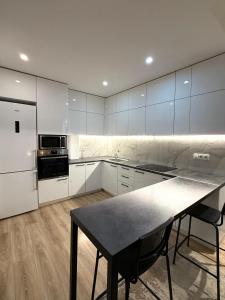 Dapur atau dapur kecil di 2-х комнатная студийная элитка в 5 мкр