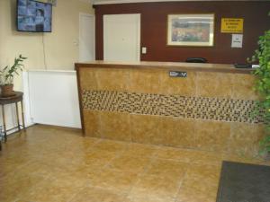 a lobby with a reception desk and a tile floor at Bastrop Inn in Bastrop