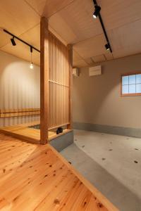 an empty room with wood floors and a window at 一棟貸し 小海の宿 いおり in Numazu