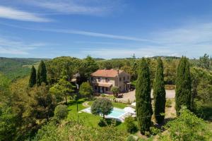 ガンバッシ・テルメにあるVilla Luanaのプールと木々のある家の空中ビュー