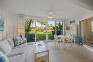 Khu vực ghế ngồi tại The Perfect Condo