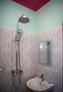 un baño con lavabo y ducha en Stone Haven Resort Pece Acoyo Gulu City, en Gulu 20 fotos más