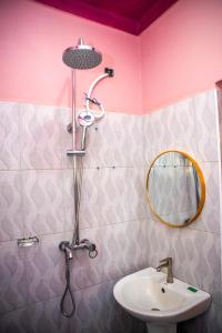 Un baño con ducha, lavabo y espejo. en Stone Haven Resort Pece Acoyo Gulu City, en Gulu