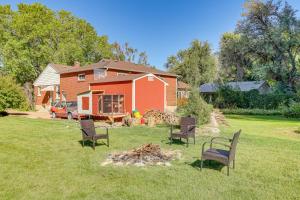 Stones Orchard AdditionにあるApt 3 Mi to Dtwn Ogden! Pet-Friendly Backyardの中庭の椅子と火を持つ家