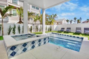 une piscine dans l'arrière-cour d'une maison dans l'établissement Sunset Serenade, à Bradenton Beach
