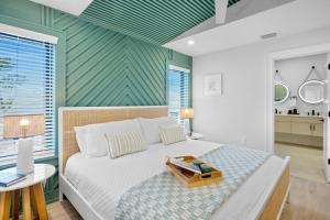 une chambre avec un lit avec un plateau dessus dans l'établissement Sunset Serenade, à Bradenton Beach 50 autres photos