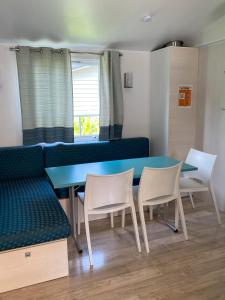 Χώρος καθιστικού στο Mobilhome climatisé 3 chambres +4 φωτογραφίες
