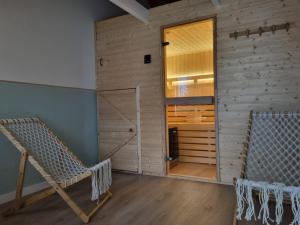 a room with a wooden wall and a door at New Woodys Vakantiehuisje Rust aan de Zeeuwse kust in Hoofdplaat