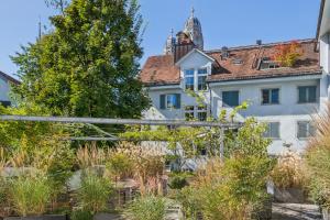 una casa con un jardín delante de ella en Aaaluxoldtownviewfreeparkingbestlocation, en Zúrich