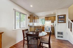 Kuchyň nebo kuchyňský kout v ubytování Indian Springs with a View