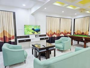 Posezení v ubytování Detox Valley Villa with Indoor Swimming pool & AC