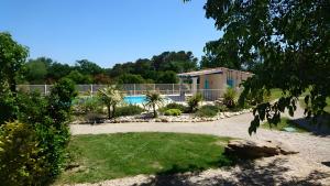 un cortile con una casa e una piscina di Gite les Mazets du Rouret a Saint-Christol-lès-Alès