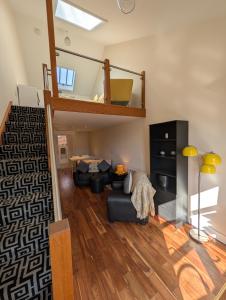 フォーディングブリッジにあるFordingbridge New Forest Town Apartmentのリビングルーム(ロフトベッド1台、ソファ付)