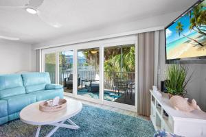 TV a/nebo společenská místnost v ubytování Kismet by the Sea