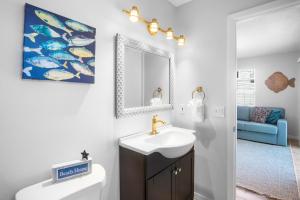 Koupelna v ubytování Kismet by the Sea + 42 fotografií