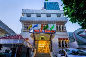 a building with a sign that reads one kiwi hotels at The K11 Business Class-Near US Consulate in Chennai