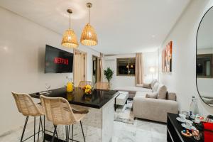 a living room with a couch and a table and chairs at NEW Apartment Central 1BR-Queensize, AC&Terrace in Marrakech