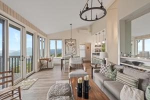 un salon avec un canapé et une table dans l'établissement Marla on the Mountain, à Sugar Mountain